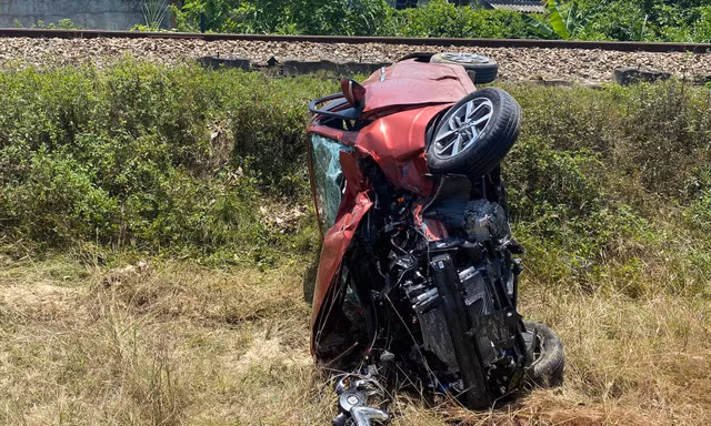 Ô tô văng xa, bẹp dúm sau va chạm với tàu hoả