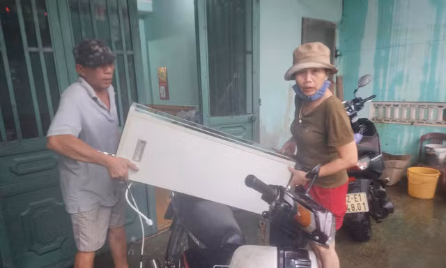 Nước lũ tràn về, người dân Quảng Nam hối hả kê đồ lên cao