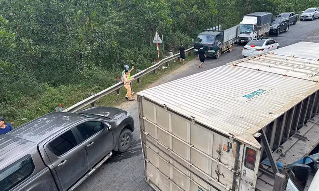 Xe tải lật chắn ngang đường Hồ Chí Minh, giao thông tê liệt