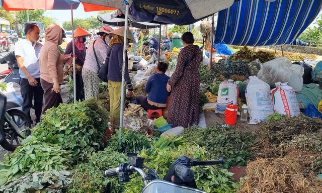 Nhộn nhịp chợ ‘lá mùng 5’ cận Tết Đoan Ngọ