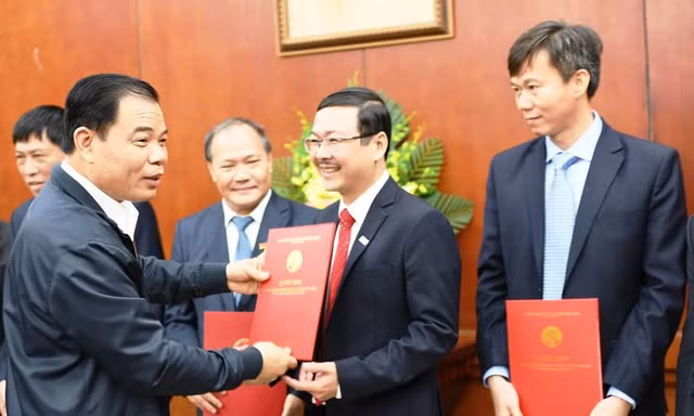 Bộ trưởng NN&PTNT Nguyễn Xuân Cường trao quyết định cho ông Nguyễn Ngọc Thạch