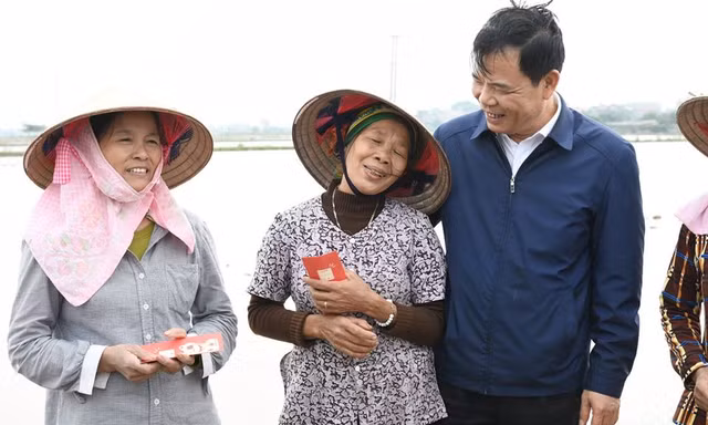 Bộ trưởng NN&PTNT Nguyễn Xuân Cường lì xì Tết Nông dân ở Hà Nam và chúc bà con mùa vàng bội thu