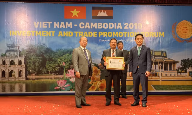 Anh hùng Lao động Hoàng Đức Thảo, Chủ tịch HĐQT, TGĐ Busadco, Chủ tịch Hiệp hội Doanh nghiệp Khoa học Công nghệ Việt Nam được vinh danh với giải thưởng TPO 10 “nhà quản lý, trí thức tiêu biểu hội nhập ASIA 2019”.