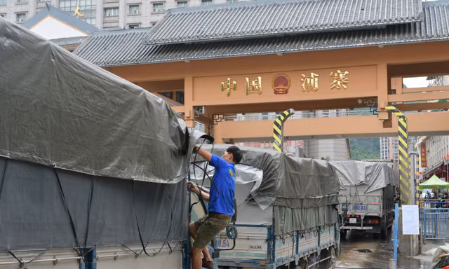 Phía Trung Quốc đang áp dụng việc kiểm soát gắt gao với nông sản của Việt Nam, khiến nhiều xe hàng chậm thông quan.