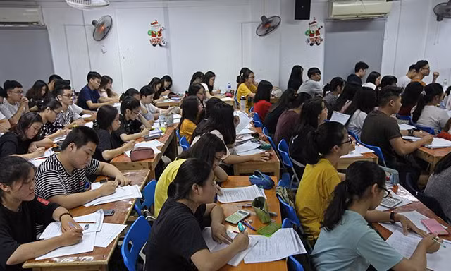 Lương thấp, nhiều giáo viên dạy thêm để tăng thu nhập. Ảnh minh họa