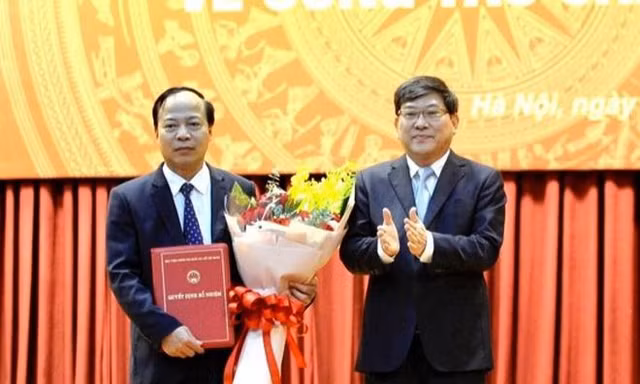 PGS, TS. Nguyễn Duy Bắc, Phó Bí thư Đảng ủy, Phó Giám đốc Học viện Chính trị Quốc gia Hồ Chí Minh đã trao quyết định công nhận chức danh Chủ tịch Hội đồng trường cho PGS, TS. Mai Đức Ngọc.