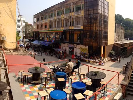 Zone 9 bị phong tỏa, hàng quán vắng khách