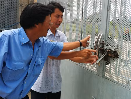 Bảo vệ ngủ say, trộm vào ‘dọn’ 11 xe máy