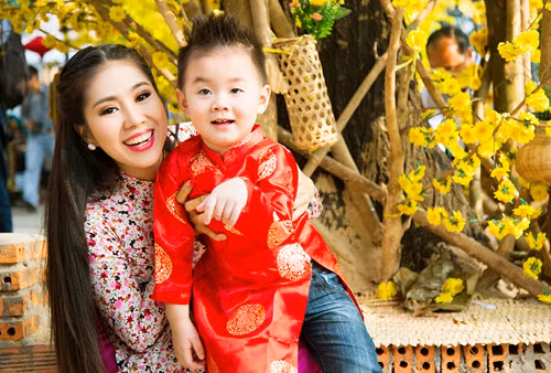 Lê Phương cùng con trai xuống phố ngày Tết
