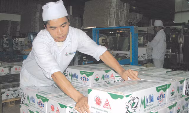 Sản xuất, đóng gói sữa Mộc Châu tại nhà máy. Ảnh: QT