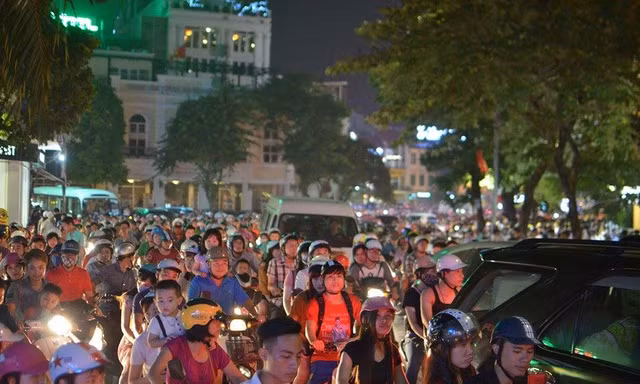 Đường phố Thủ đô tắc cứng đêm Trung thu