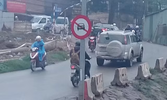 Nhiều xe ô tô bất chấp nguy hiểm vẫn đi vào đường có biển báo cấm.