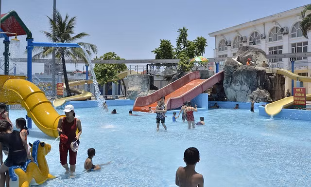 Trẻ em đổ xô ra bể bơi giải nhiệt giữa trưa nắng