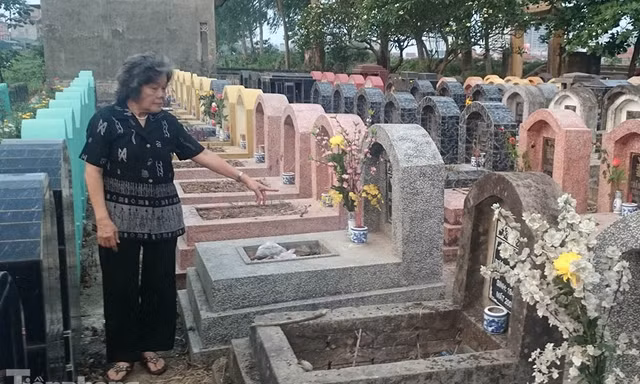 Bà Nguyễn Thị Đức chỉ vào ngôi mộ của gia đình bị kẻ xấu đập vỡ bát hương.