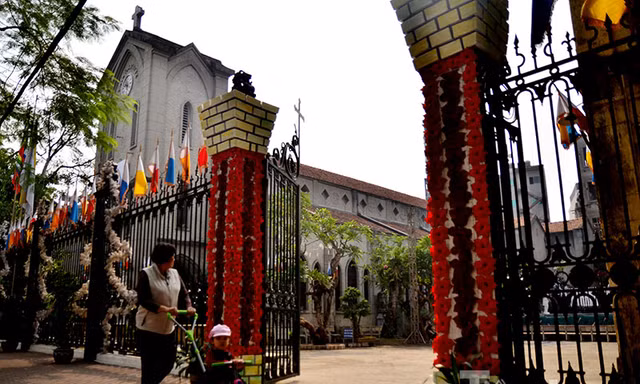Ngắm nhà thờ tại Hà Nội trang hoàng đón Giáng sinh