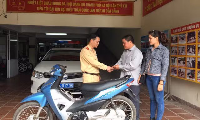 Ông Hiếu cùng con gái vui mừng khi nhận lại chiếc xe máy bị mất cắp.