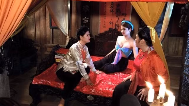  DJ Trang Moon 'hở da thịt' quay cảnh hài tết