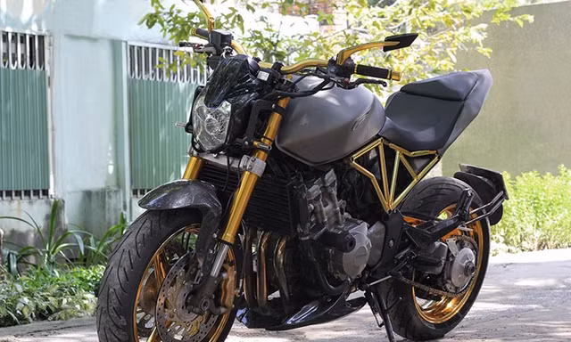 Tận thấy Honda Hornet 600 mạ vàng 24k ở Việt Nam