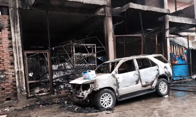 Chiếc xe ô tô 7 chỗ bị lửa thiêu rụi. Ảnh: Trần Bá Quang.