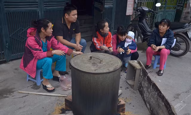 Còn vài ngày nữa mới đến Tết Nguyên đán, nhưng trên nhiều tuyến phố của Thủ đô người dân đã nổi lửa luộc những nồi bánh chưng lớn.