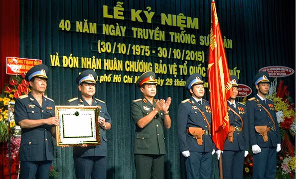 Lễ nhận Huân chương bảo vệ tổ quốc hạng nhất của sư đoàn. Ảnh: N.A.