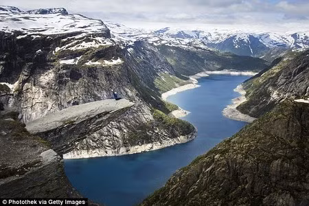 Mỏm núi Trolltunga là một địa điểm rất thu hút khách du lịch tại Na Uy.