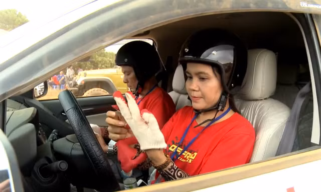 Tay lái nữ trổ tài thi offroad tại VOC 2015