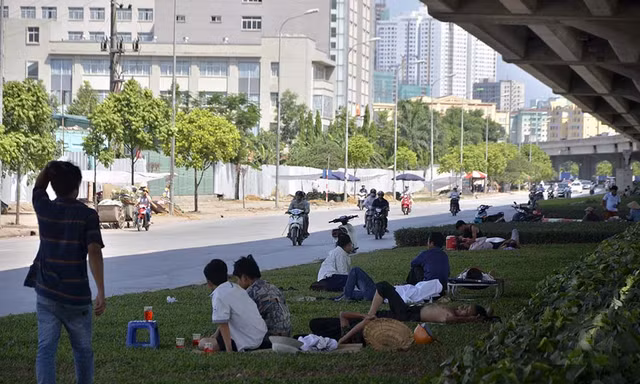 [ẢNH] Muôn kiểu trốn nắng nóng gần 40 độ C ở Hà Nội