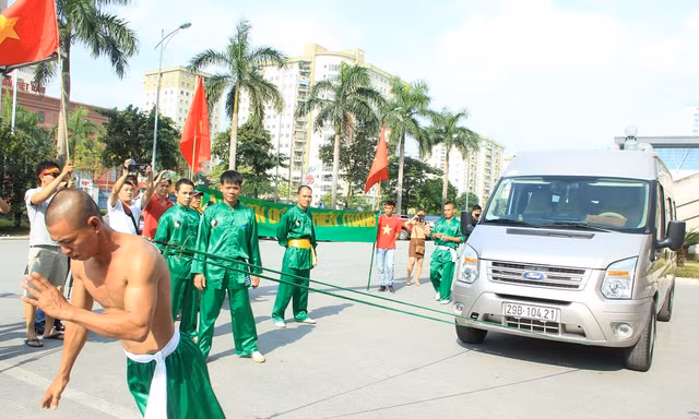 Rợn người với màn khí công đóng đinh vào người kéo xe ô tô