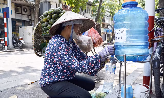 Những điểm miễn phí trà đá, nước uống giúp đỡ người lao động khó khăn.