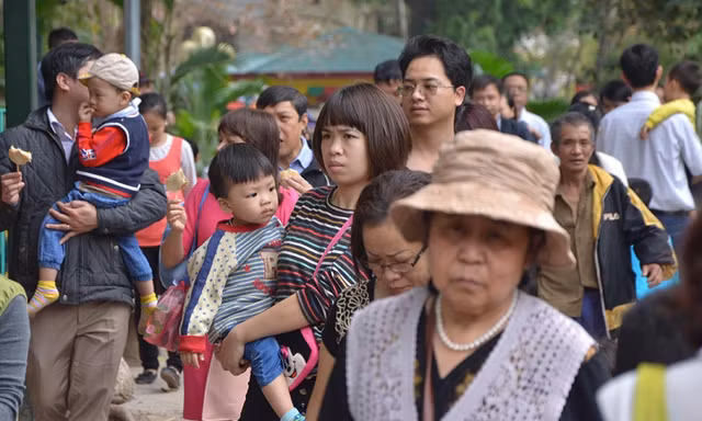 Khu vui chơi đông nghịt người du xuân đầu năm