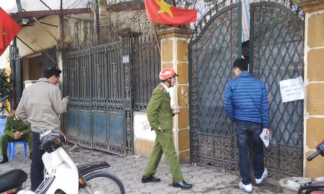 Ngôi nhà số 203 Nguyễn Ngọc Vũ bị che bạt kín. Ảnh: Thanh Hà.