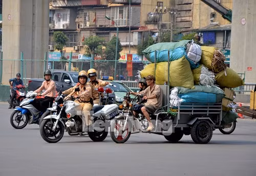 Lật mặt xe ba bánh tự chế giả danh thương binh