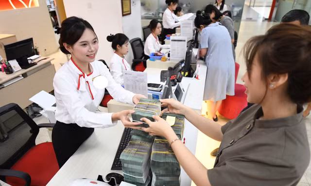 Vì sao nhiều người không gửi tiền ngân hàng?