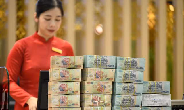 Lý do tiền ùn ùn đổ vào ngân hàng bất chấp lãi suất giảm mạnh