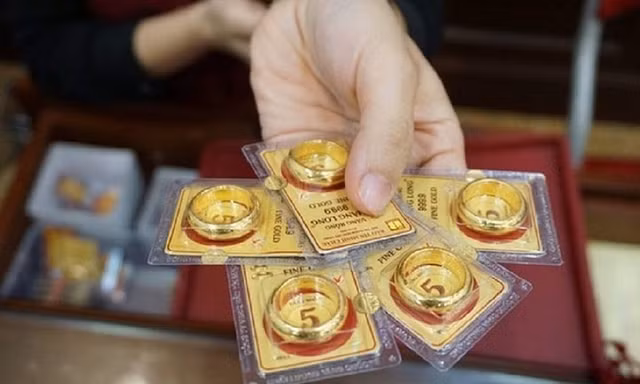 Điều lạ lùng diễn ra ngoài tiệm vàng