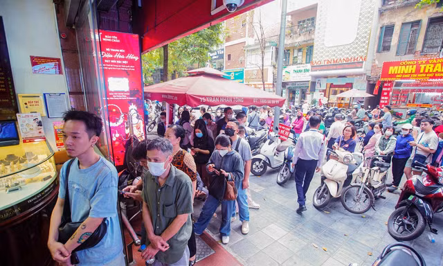 Giá vàng tăng vượt mọi dự báo, 'điên loạn' ở chợ đen 