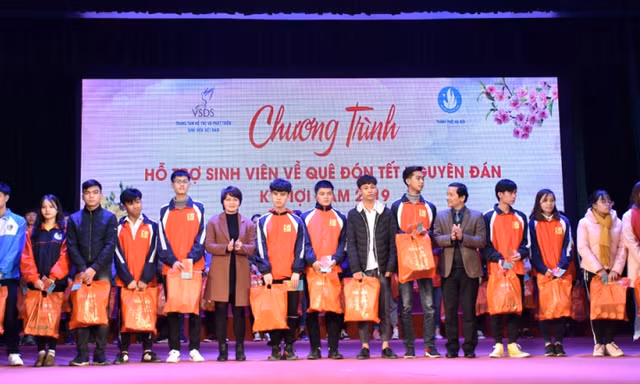 Các sinh viên có hoàn cảnh khó khăn được tặng quà hỗ trợ về quê đón Tết Kỷ Hợi. Ảnh: Vương Đức