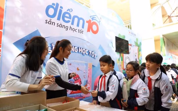 Học sinh trường Tiểu học Phương Liệt tham gia các hoạt động tại lễ phát động "Vì mái trường xanh". Ảnh: Bảo Anh
