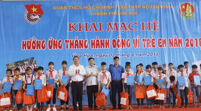 Ban tổ chức chương trình trao tặng học bổng và quà cho thiếu nhi có hoàn cảnh khó khăn, vươn lên học giỏi