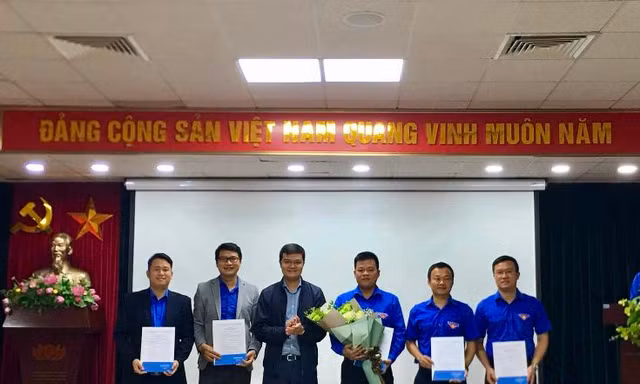 Bí thư T.Ư Đoàn Bùi Quang Huy chúc mừng Ban chủ nhiệm CLB Lý luận trẻ.