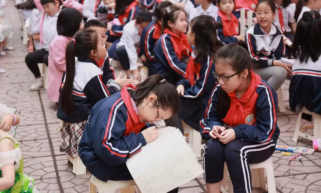 Các em học sinh hào hứng tham gia cuộc thi vẽ Vì một Việt Nam xanh