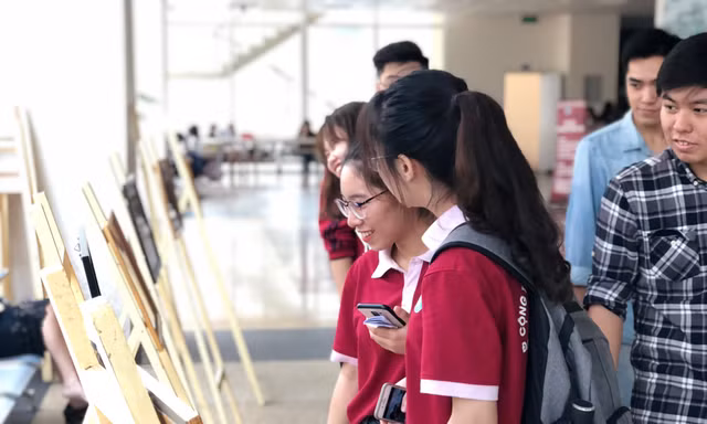 Các bạn sinh viên ĐH Luật Hà Nội tham quan triển lãm ảnh dự thi của các bạn sinh viên về chủ đề pháp luật. Ảnh: Lưu Trinh