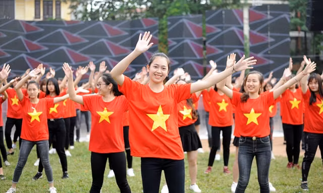 Các bạn sinh viên nhảy Flashmob khai mạc ngày hội Tân sinh viên 2018