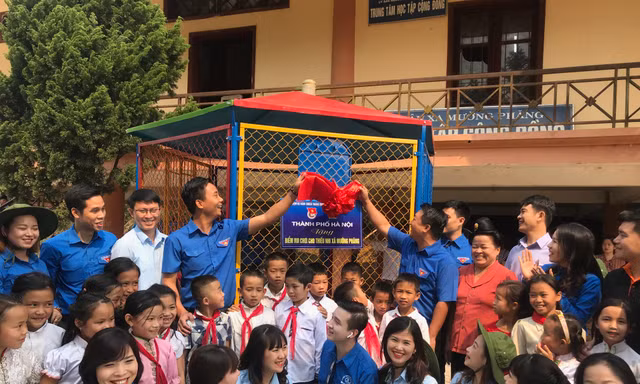 Tuổi trẻ Thủ đô trao tặng sân chơi cho thiếu nhi Điện Biên