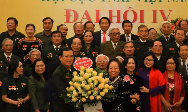 Bà Nguyễn Thị Doan, nguyên Phó Chủ tịch nước tặng hoa chúc mừng ông Vũ Trọng Kim tái đắc cử Chủ tịch Hội cựu TNXP Việt Nam khóa IV. 
