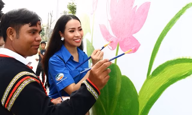 Anh Y Hlý Niê Kdăm, dân tộc Ê Đê "Nhân vật truyền cảm hứng vẽ tranh bích họa tại trường THCS Tứ Liên, Tây Hồ, Hà Nội.