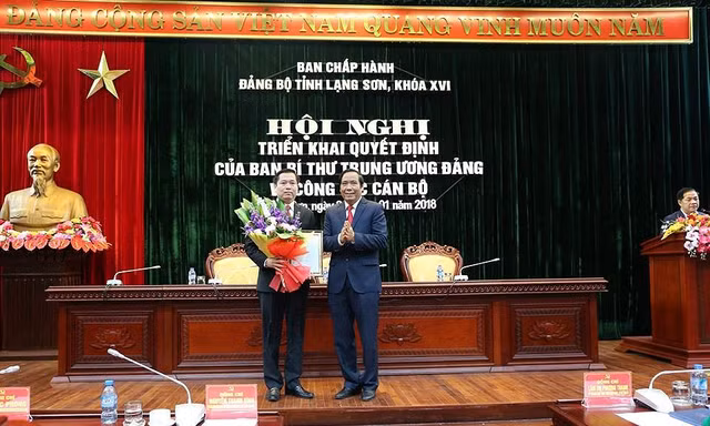  Phó trưởng ban thường trực Ban tổ chức T.Ư Nguyễn Thanh Bình trao quyết định cho đồng chí Nguyễn Long Hải. Ảnh : Duy Chiến