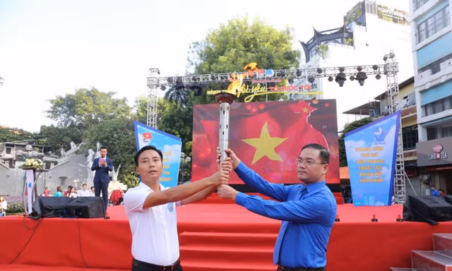Ngọn đuốc lửa thiêng được lấy từ tượng đài Vua Lý Thái Tổ được anh Nguyễn Ngọc Việt,Bí thư Thành Đoàn Hà Nội, Chủ tịch Hội LHTN TP Hà Nội và anh Nguyễn Đức Tiến, Phó Bí thư Thành Đoàn Hà Nội tiếp nhận thắp sáng tại Tượng đài cảm tử quân.