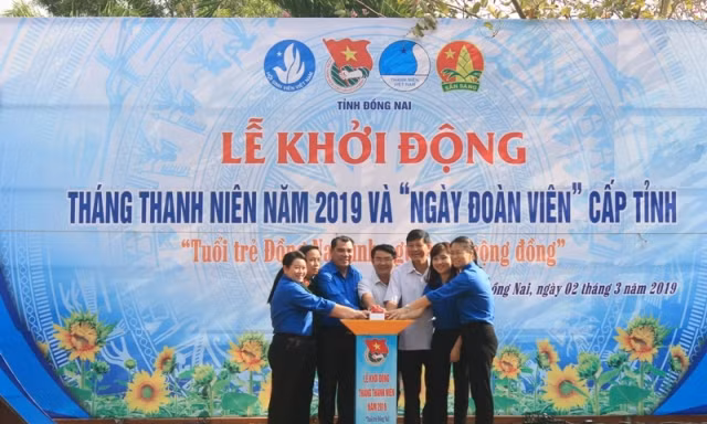 Các đại biểu bấm nút khởi động Tháng Thanh niên của tuổi trẻ Đồng Nai.